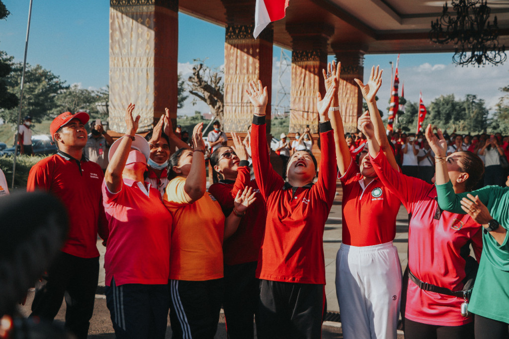 Organisasi Kewanitaan Badung Ngayah Mereresik di Pura Lingga Bhuwana